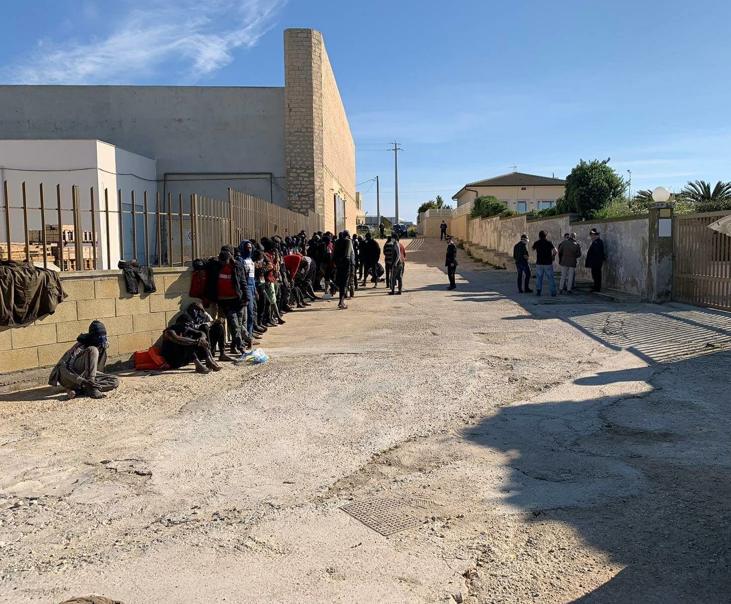 Giorgia Meloni: “Gli italiani chiusi giustamente in casa, sbarchi fantasma dei migranti in Italia violando le regole”