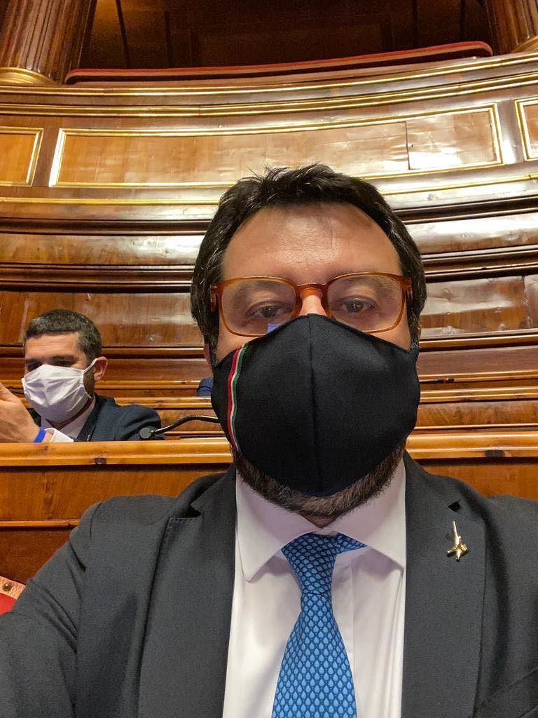 Matteo Salvini occupa il Parlamento nella notte: “Resto qui sino a quando il governo non darà risposte agli italiani”