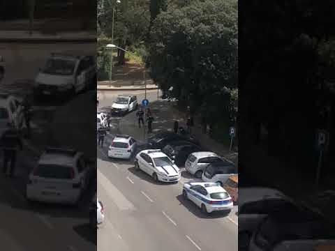 Sassari, parla il legale della coppia “picchiata” dai vigili: “Mia cugina è di colore, è stata aggredita insieme al marito” (VIDEO)