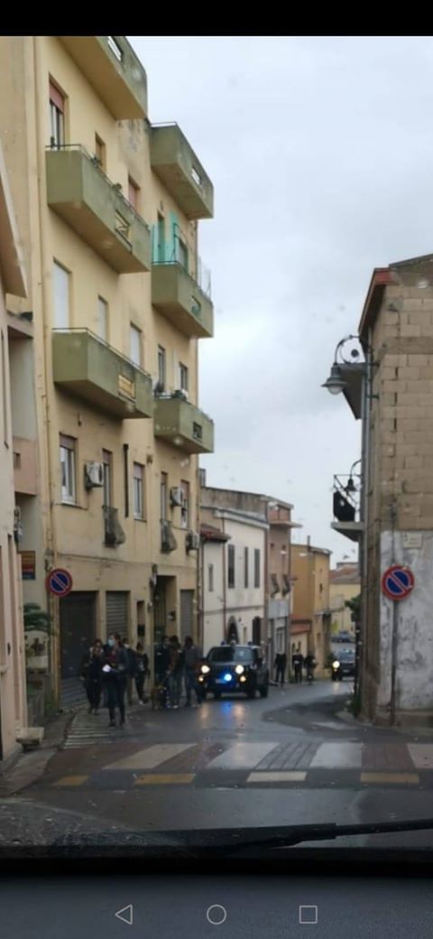 Serramanna, alta tensione in casa: famiglia Rom tenta di occupare una casa, cittadini in strada (VIDEO)
