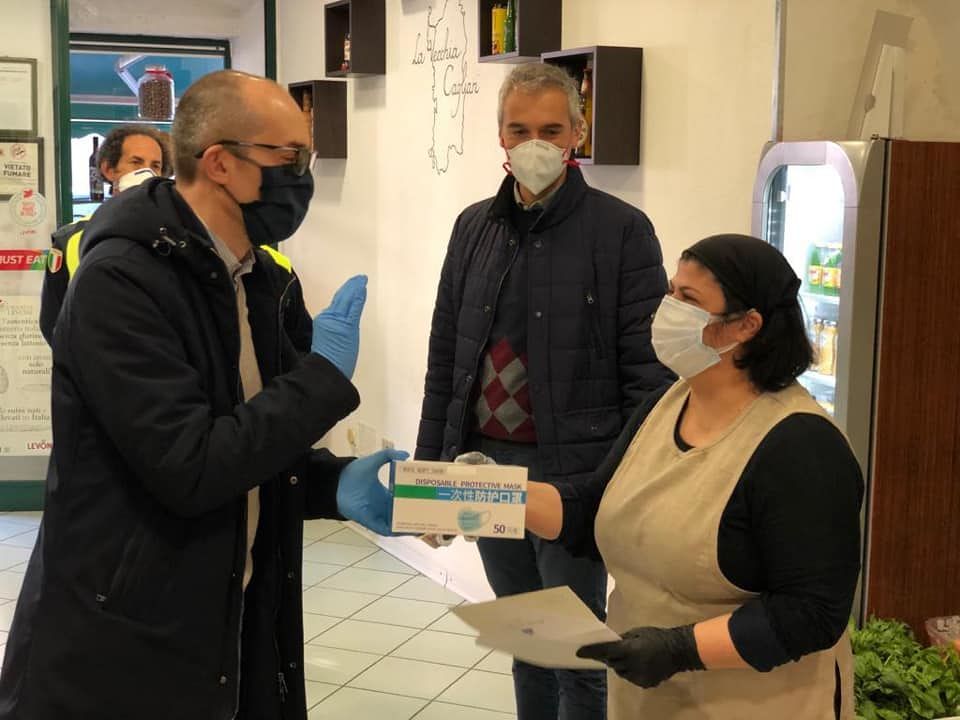 Cagliari, ecco ben 20mila mascherine regalate ai cittadini tramite duecento negozi di vicinato