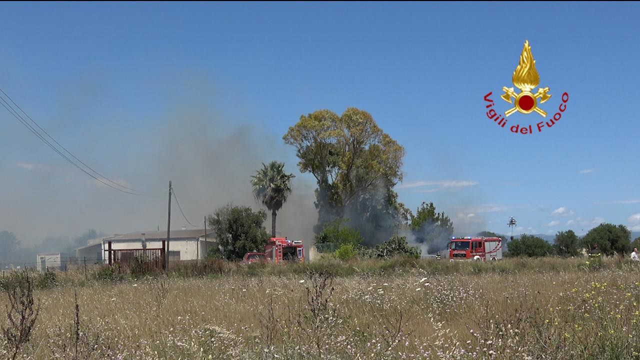 Cagliari, vasto incendio nella zona di Molentargius: in fiamme anche un’auto, evacuate due case