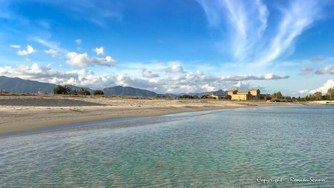 Spiagge a numero chiuso a Pula: “Prenotazioni con l’app, a Nora solo 180 posti”
