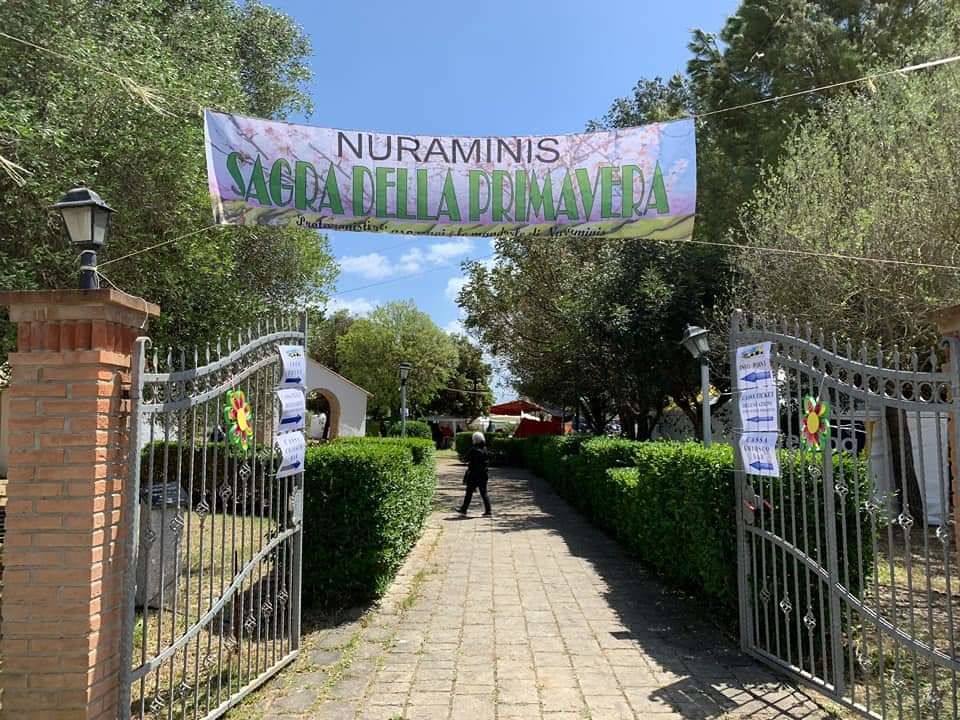 Nuraminis e Villagreca colorano balconi e finestre con i fiori per la Sagra della Primavera