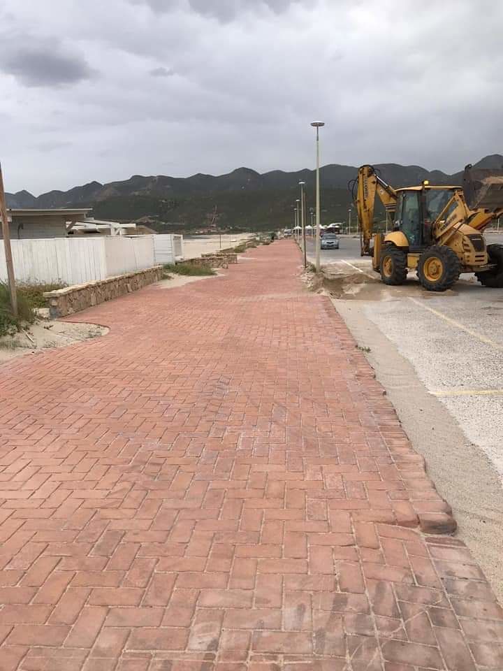 Gonnesa, partiti i lavori di pulizia sul litorale in attesa delle linee guida per andare in spiaggia