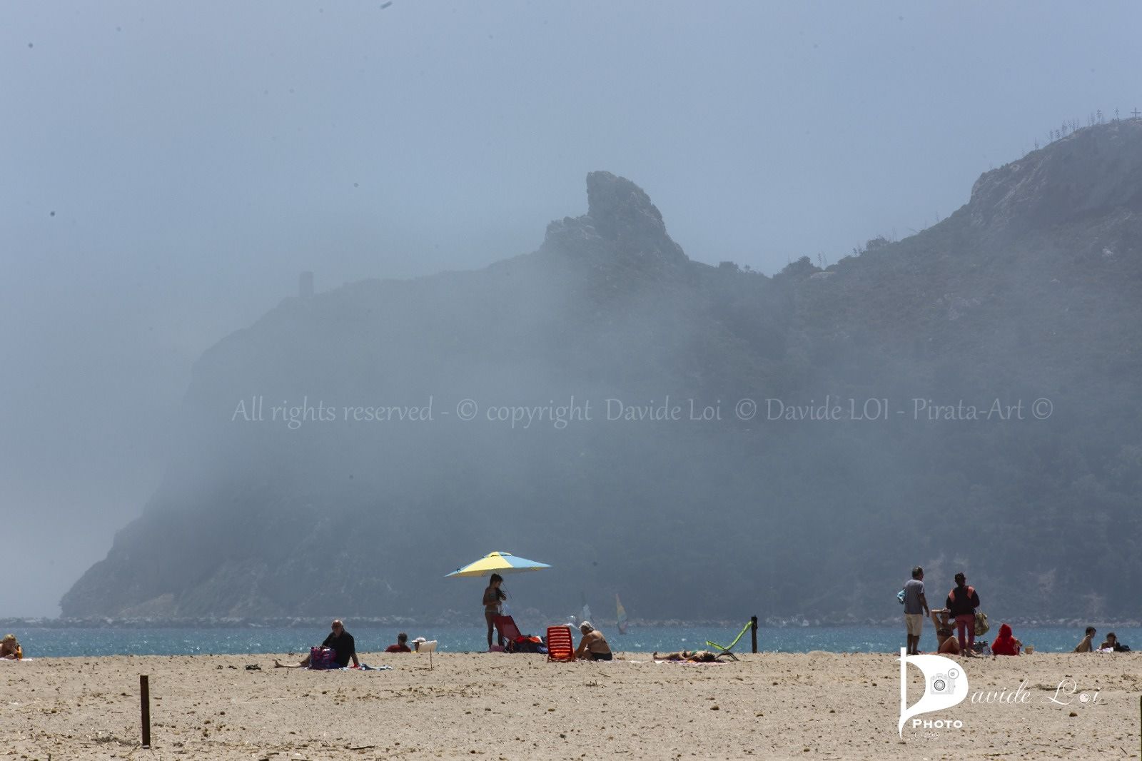 Poetto, dal mare di giorno arriva la nebbia: insolito show della natura