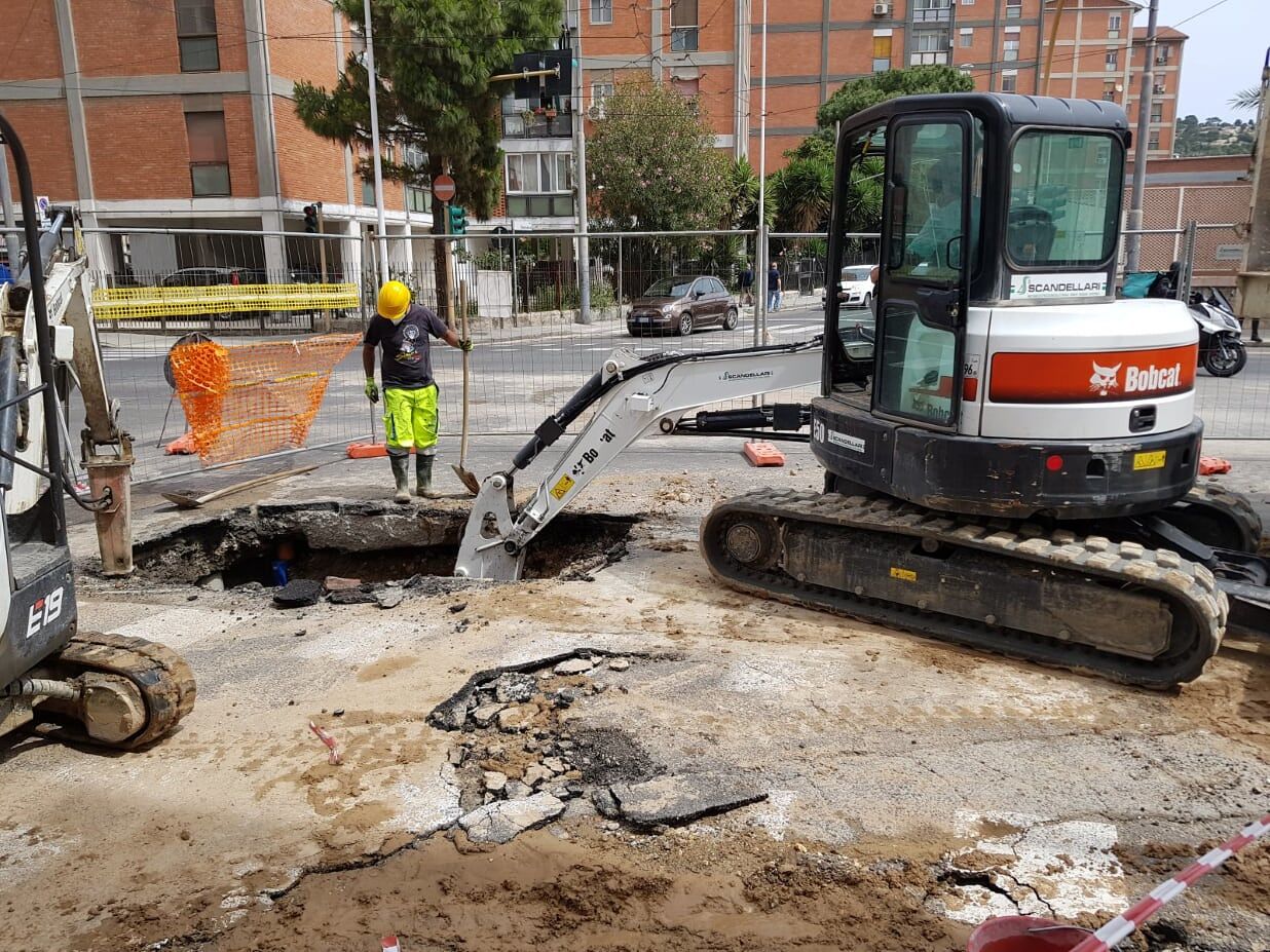 Cagliari, guasti improvvisi alle condotte in via Cadello e Is Mirronis: operai al lavoro
