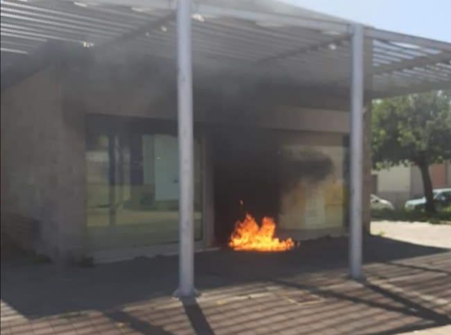 Paura a Sinnai, incendio distrugge le vetrate di un circolo ricreativo