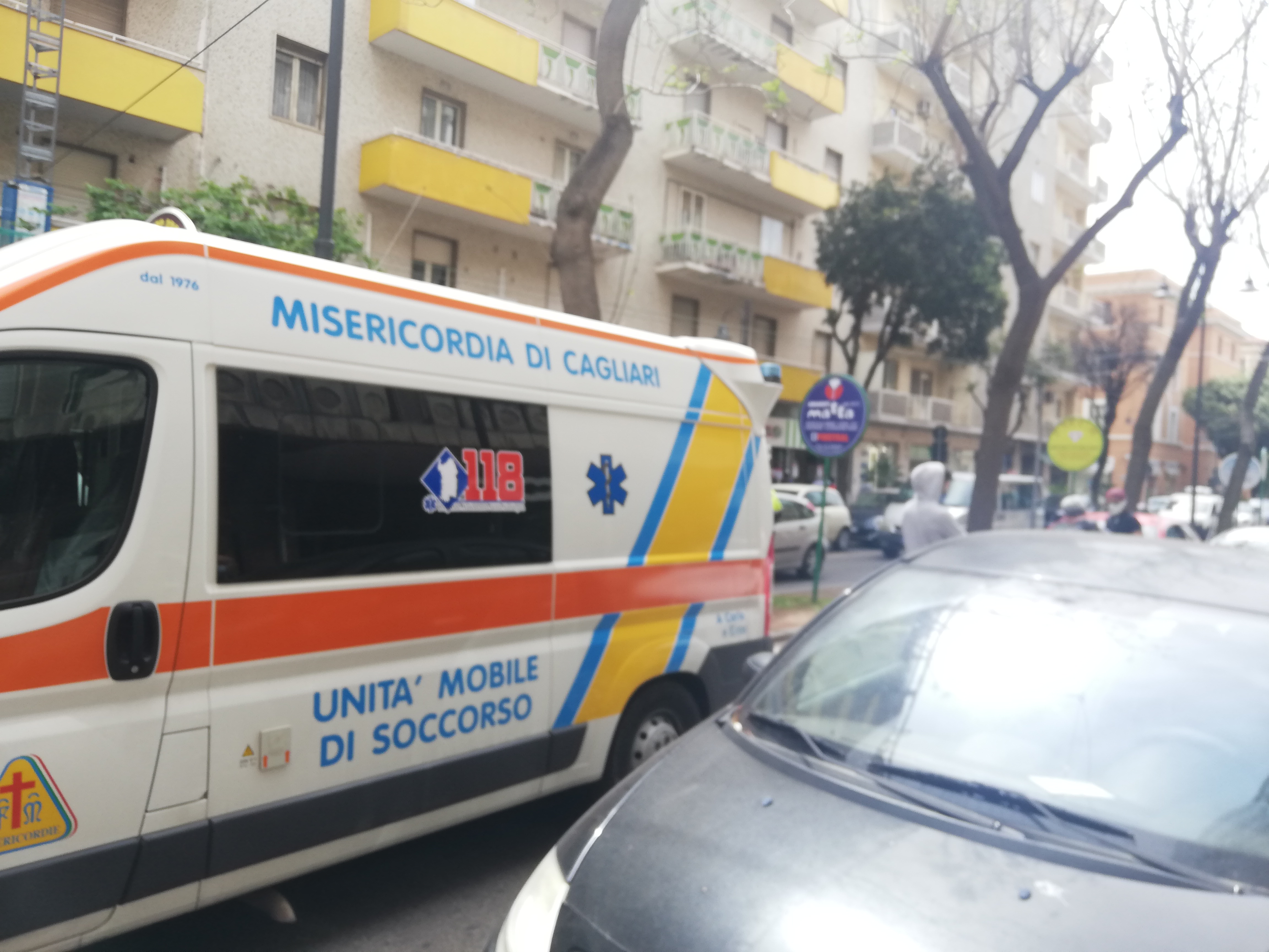 Cagliari, paura in via Dante: donna investita lontano dalle strisce pedonali 