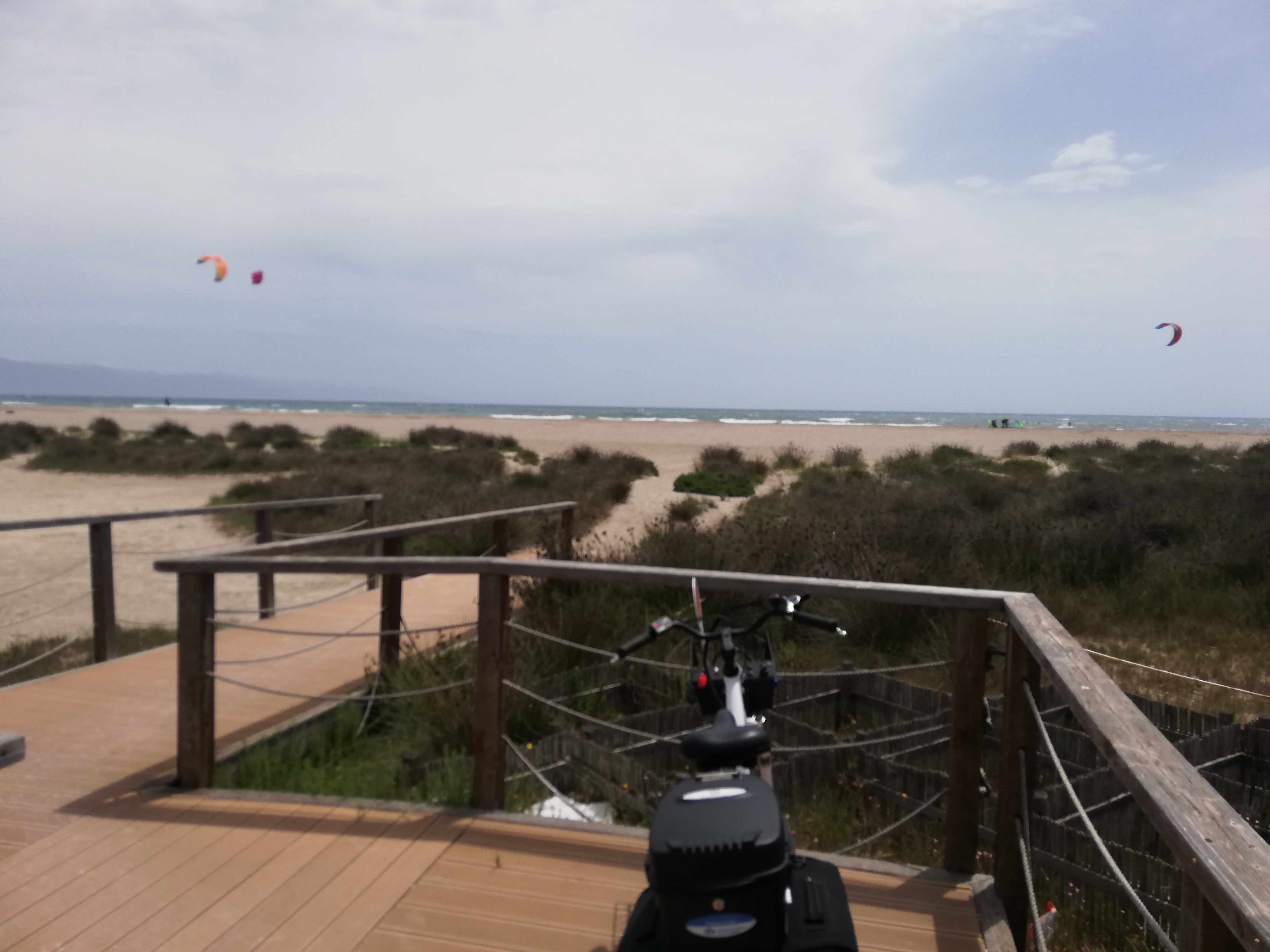 Cagliari, sì al kite surf ma no alle passeggiate in spiaggia. La Municipale: “Via dall’arenile”
