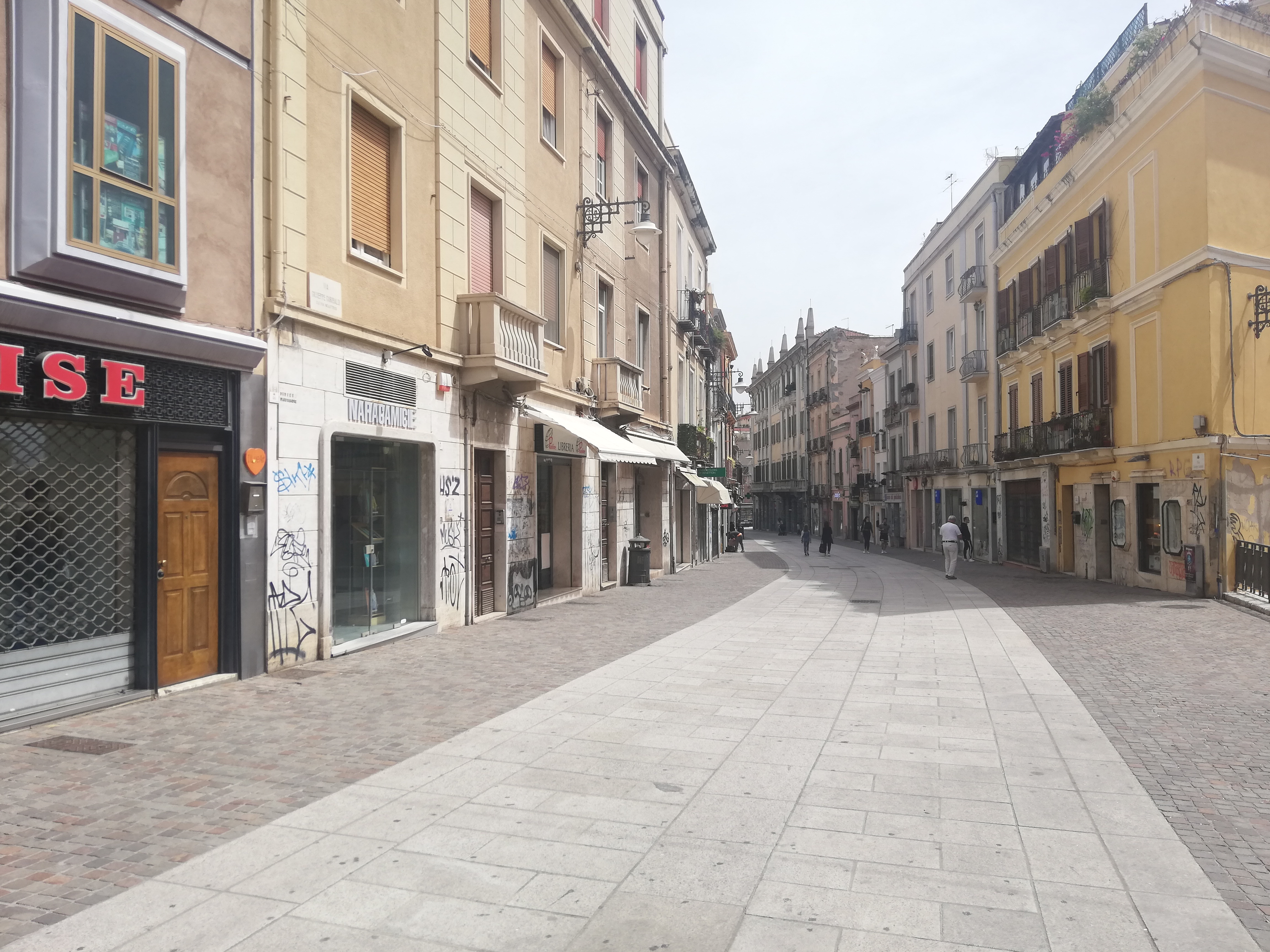 Cagliari, via Garibaldi semideserta nonostante le riaperture: negozianti disperati per le sanificazioni