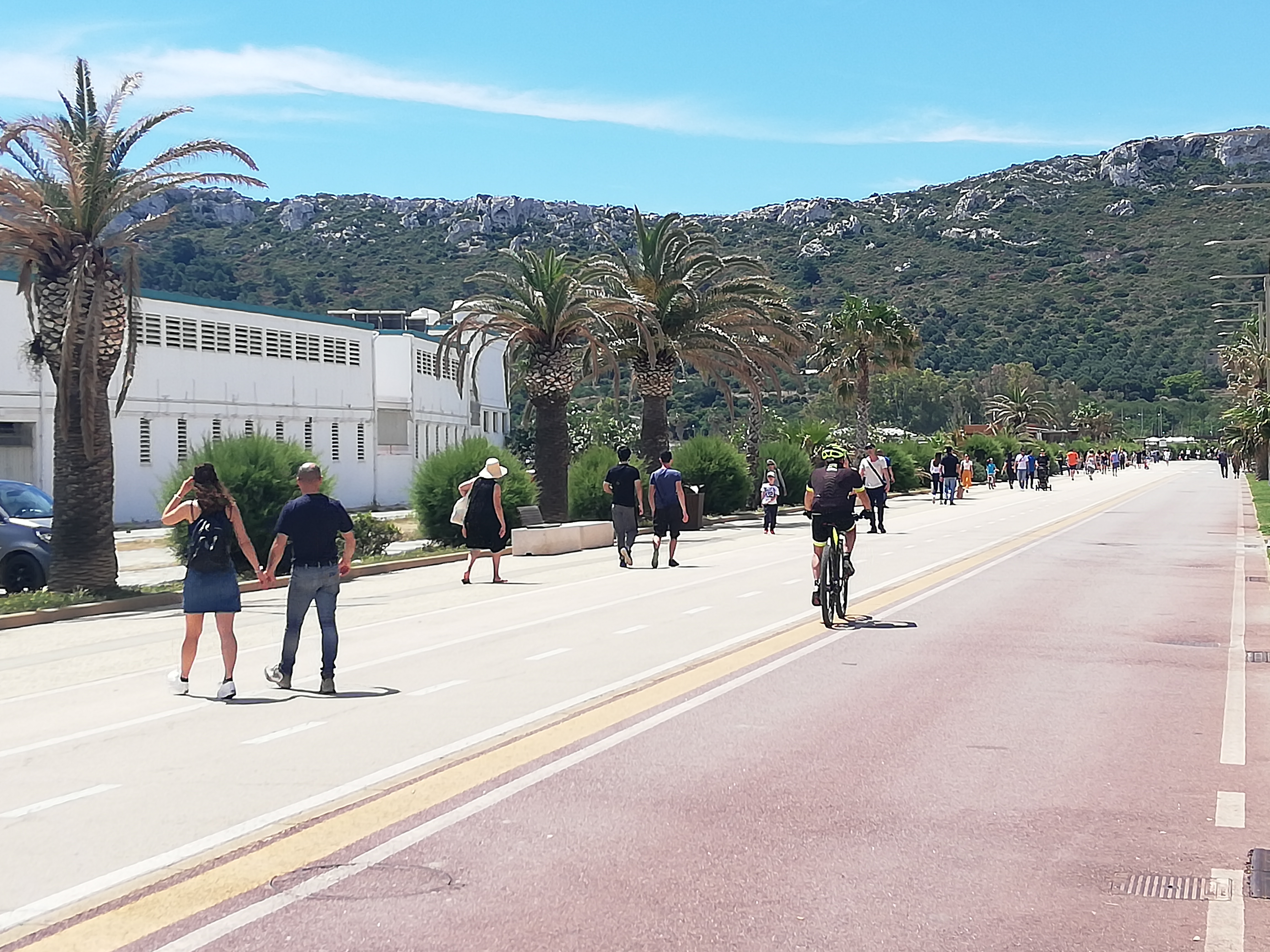 Poetto preso d’assalto: ombrelloni quasi tutti a distanza, parcheggi esauriti e mascherine