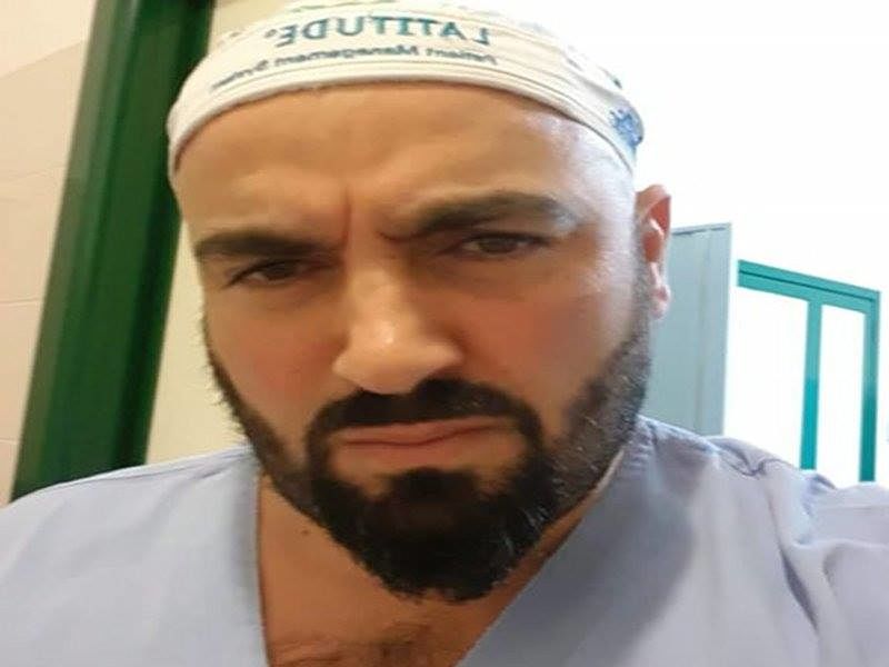 Andrea, l’infermiere guarito torna a Serramanna tra gli applausi come un eroe: “Cosi ho sconfitto il virus” (VIDEO)