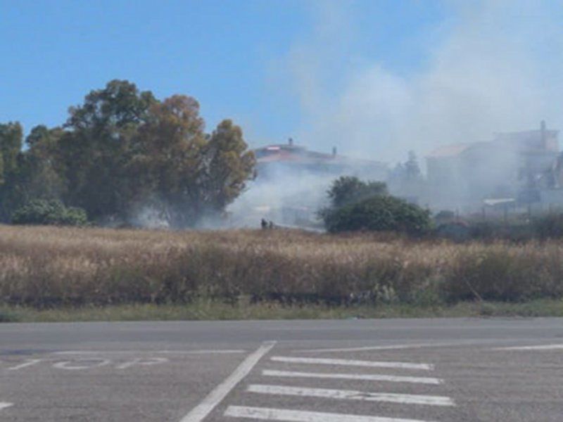 Cagliari, incendio a Mulinu Becciu: sterpaglie in fiamme vicino ai palazzi, momenti di paura