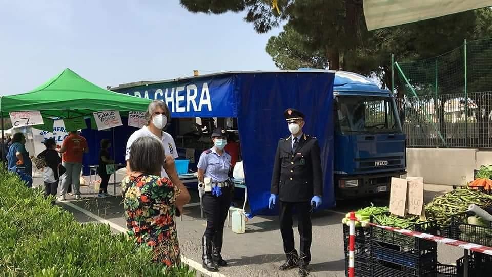 Monserrato, una mascherina in regalo nel mercato che riapre in via dell’Argine: 1350 persone, la festa della serenità
