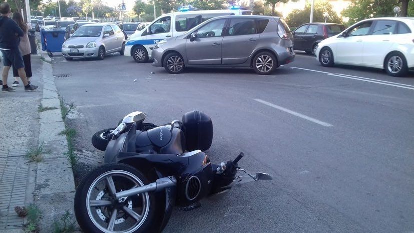 Cagliari, schianto auto-moto in via Castiglione: un 47enne finisce in ospedale