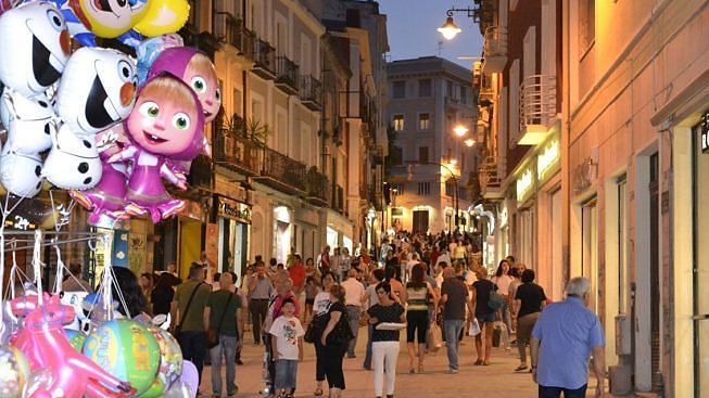 Cagliari, “rischio assembramenti e troppa gente a spasso: annulliamo Notti Colorate”