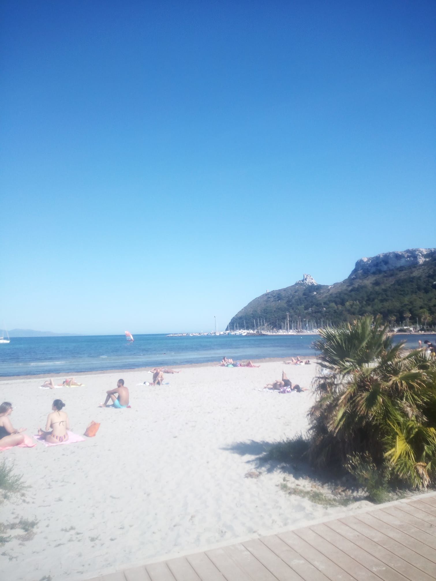 Poetto, ecco i primi bagnanti del weekend: rigorosamente distanziati in un venerdì da mare