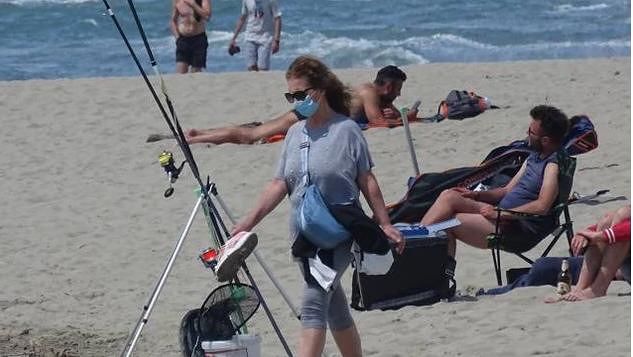 Mascherine negli stabilimenti, ombrelloni distanti e cabine vietate agli amici: le regole ufficiali per andare in spiaggia
