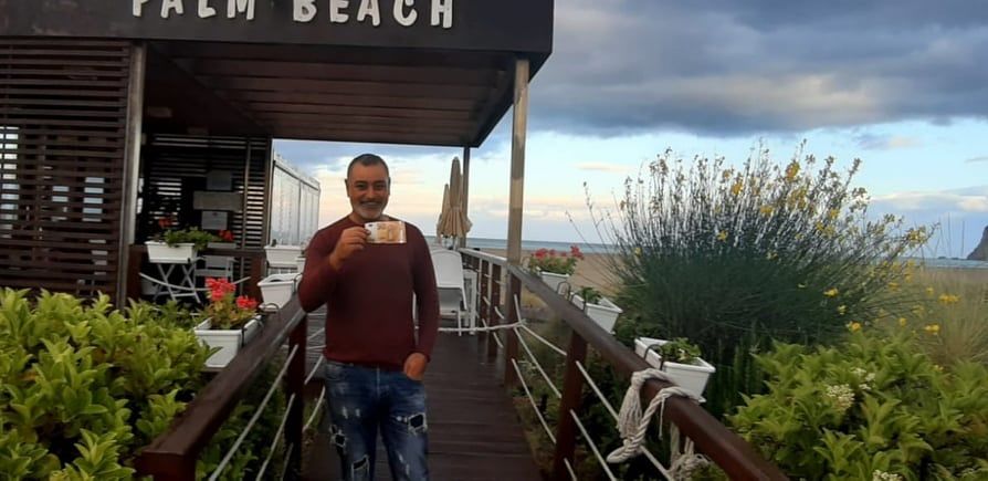 Cagliari, paga la birra con 50 euro per aiutare il barista: “Ho trattenuto le lacrime, un gesto stupendo”
