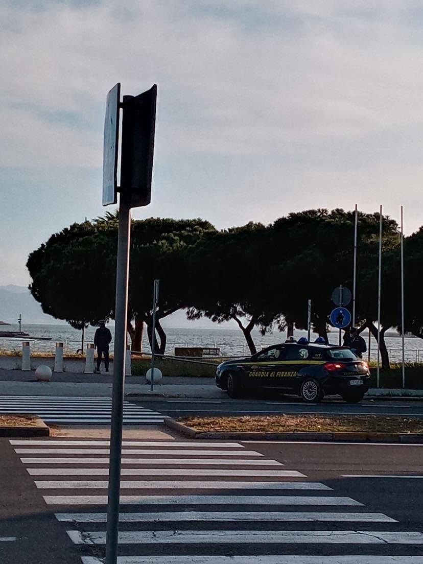 Cagliari, pazza voglia di fine lockdown: la Finanza fa “sgomberare” la passeggiata del porto