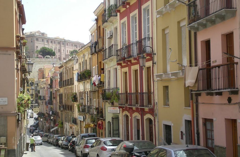 Cagliari, pedonalizzazioni in arrivo: via le auto ed ecco i tavolini in via Baylle, via Azuni e via Sassari
