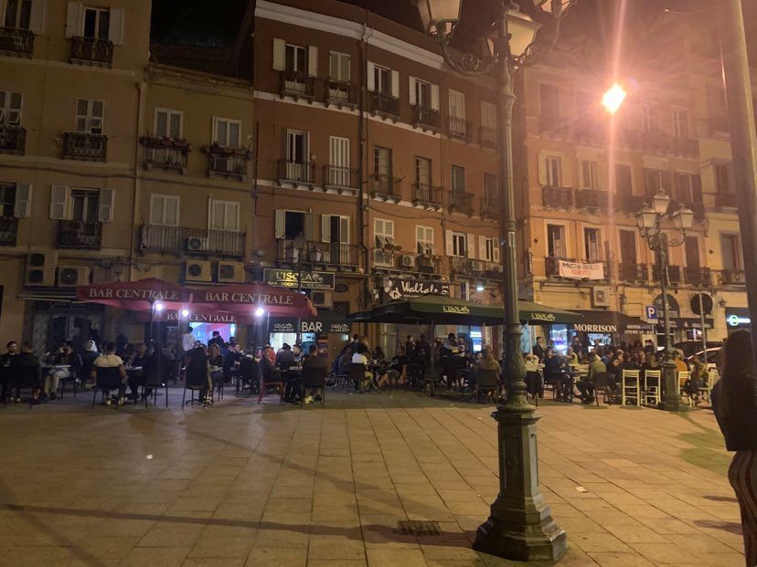 Cagliari, impazza la movida: piazza Yenne e il Corso strapieni di giovani “distanziati”
