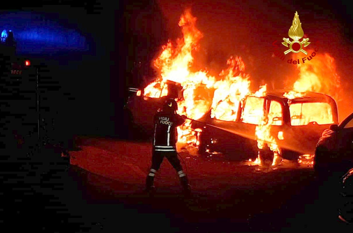 Sassari, fiamme nella notte in via Matta: distrutte tre auto in sosta