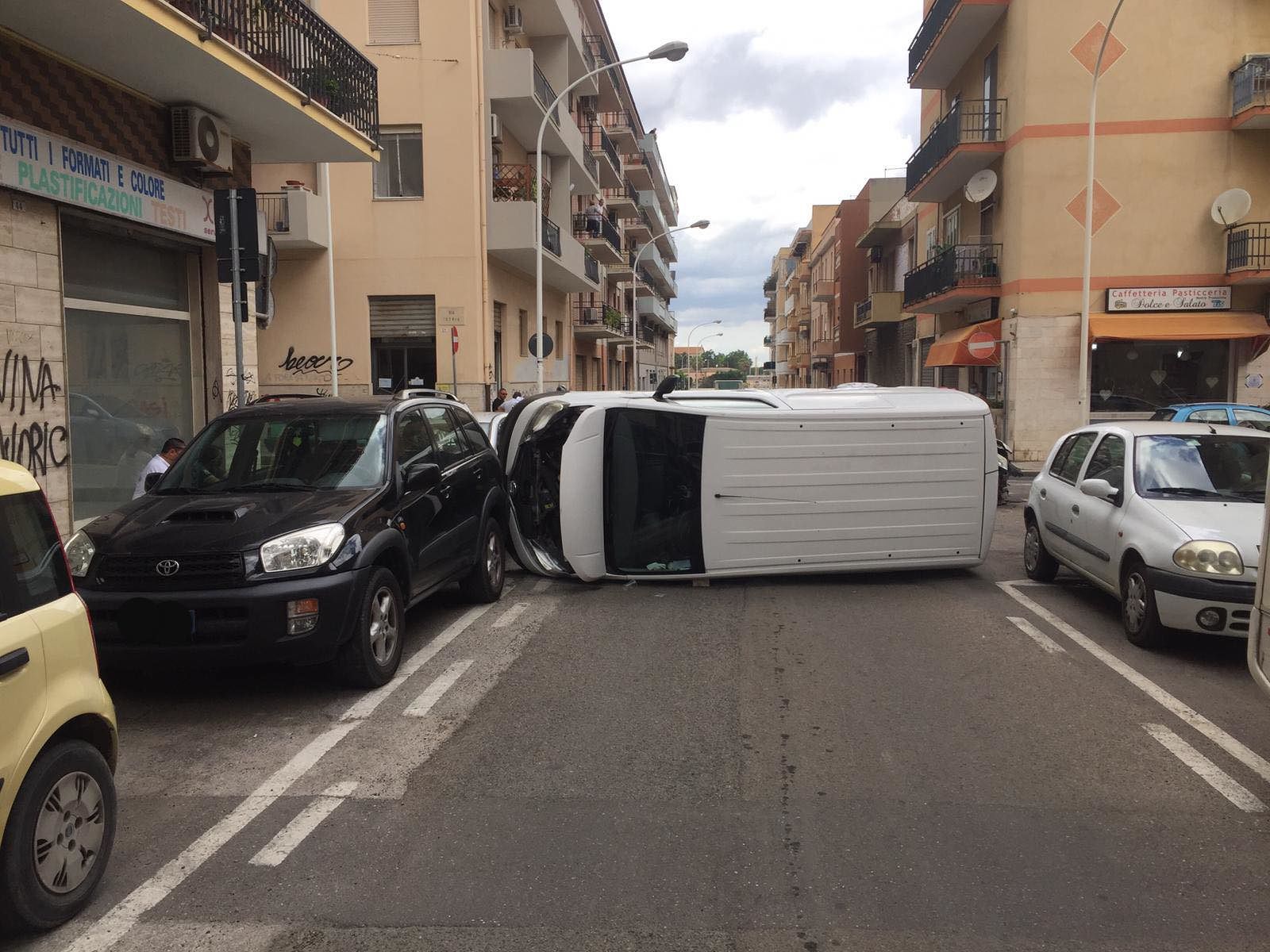Cagliari, scontro all’incrocio: il furgone si ribalta, conducente all’ospedale