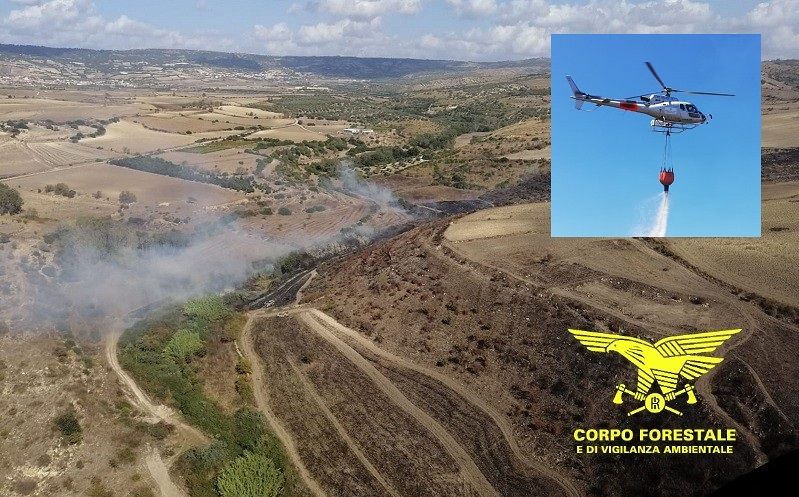Fiamme nelle campagne di Carbonia: in azione un elicottero della Forestale