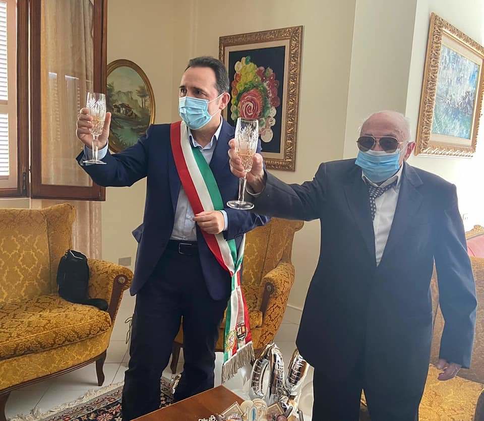 Calici in alto per brindare in onore di altri due pluricentenari sardi: Portoscuso e Serramanna in festa