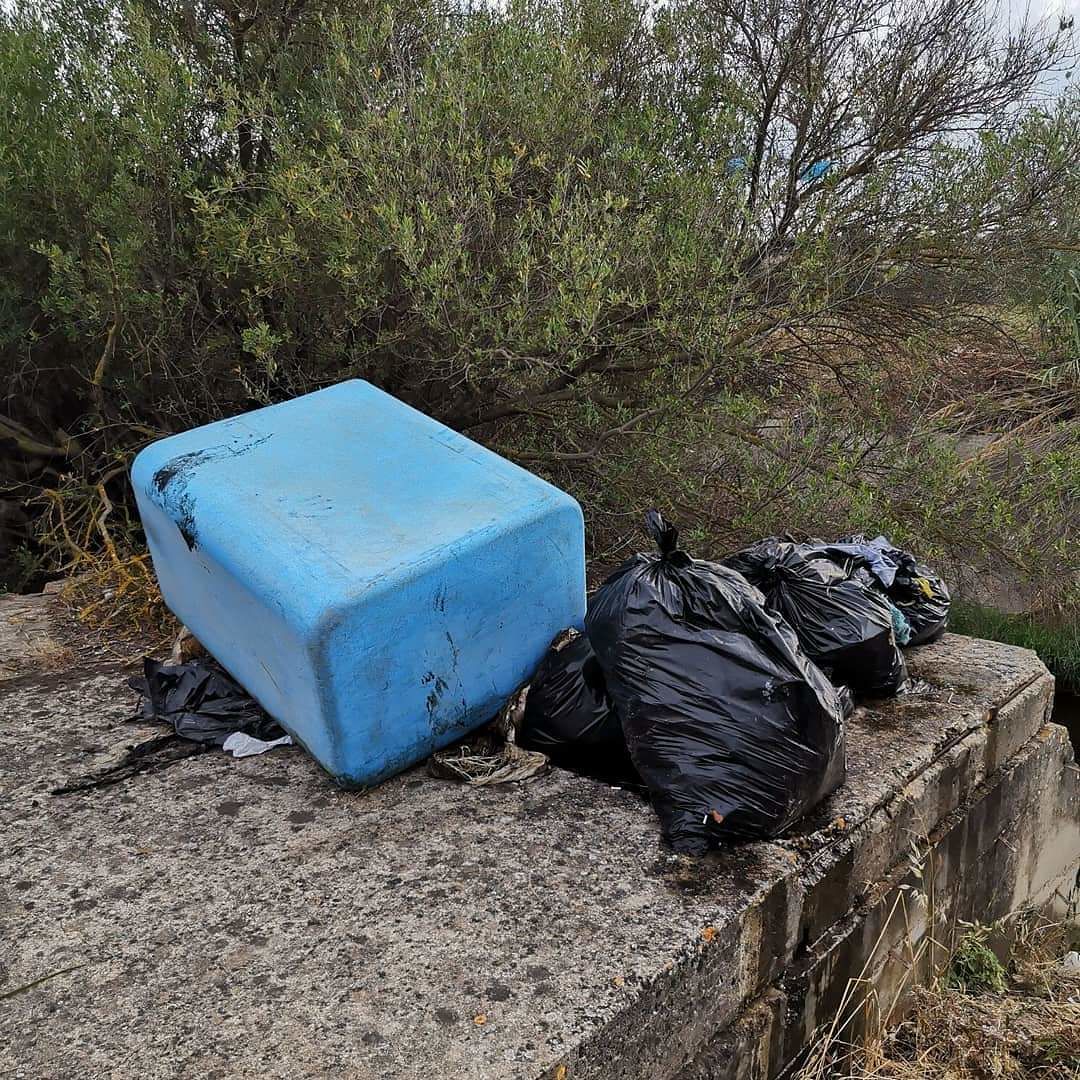 Rifiuti indifferenziati e pericolosi nel Rio Foxi di Quartu Sant’Elena: “Sacchi di marciume e veleno”