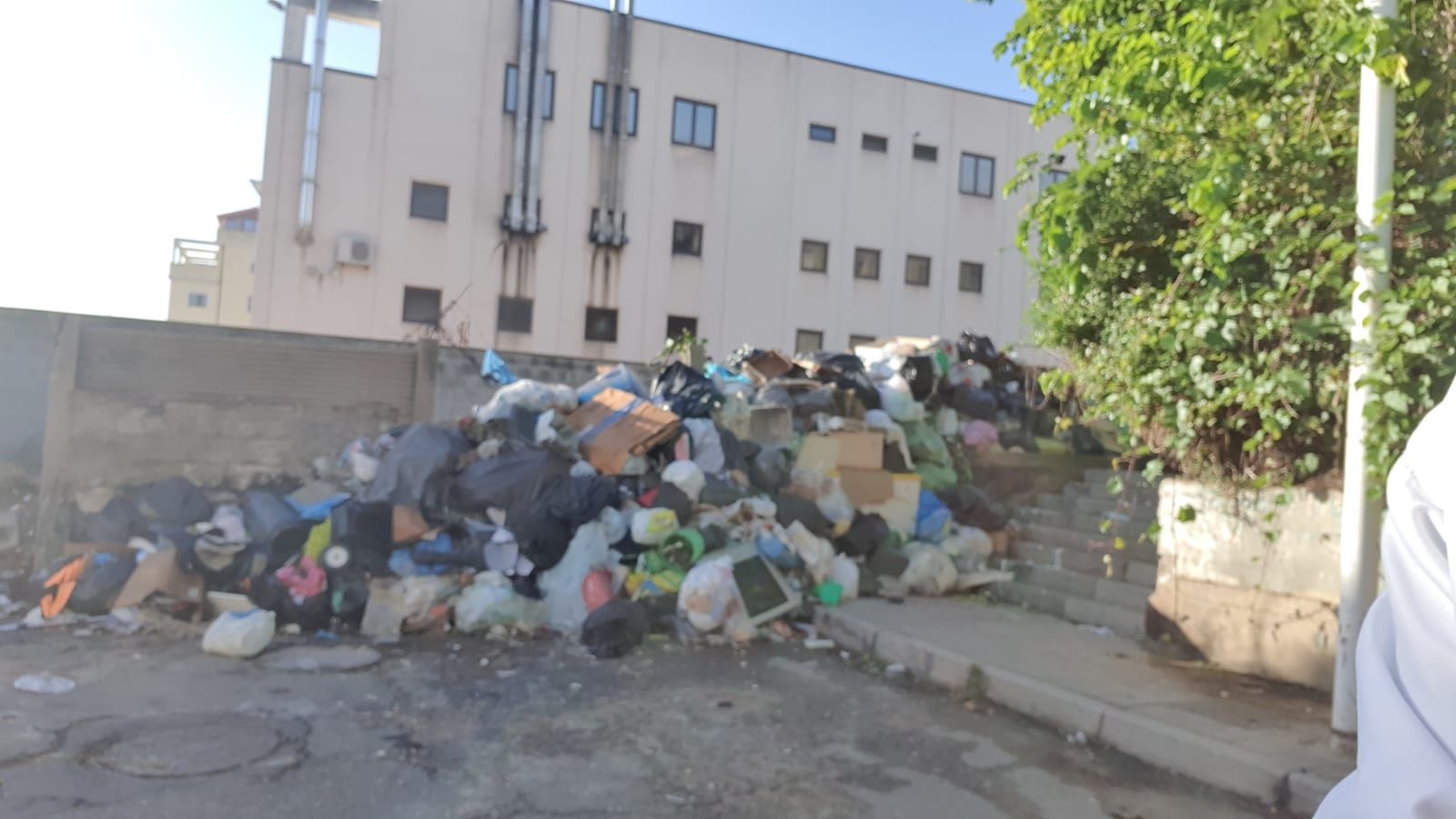 “Cagliari è invasa dai rifiuti: Truzzu, la città è sporca e il sindaco non è capace di risolvere il problema”