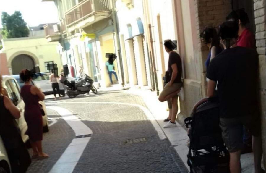 Maxi fila sotto il sole cocente alle Poste di Monserrato: “Una situazione insostenibile”