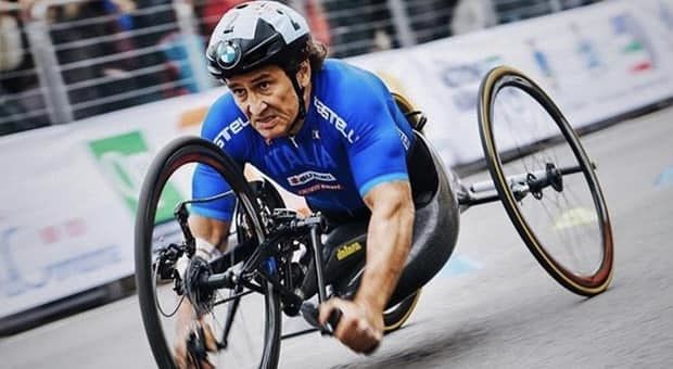 Alex Zanardi in terapia intensiva, tutta l’Italia fa il tifo per lui: “Non mollare”