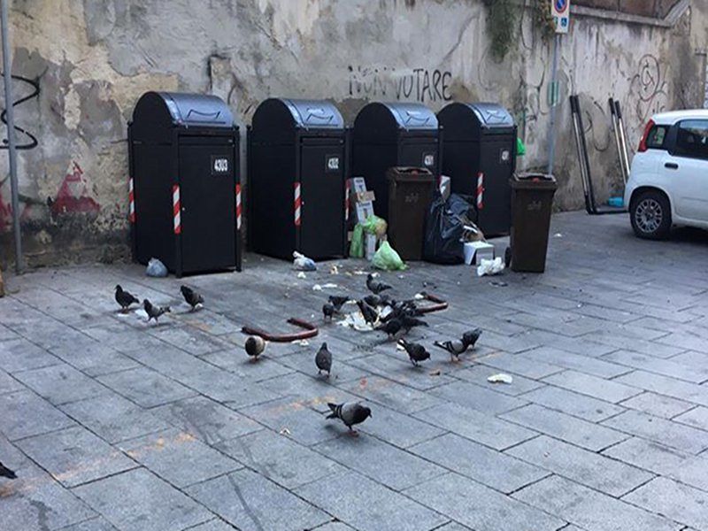 Cagliari, “alla Marina spazzatura accumulata da giorni: quando tornano a pulire le strade?”