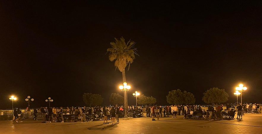 Cagliari, al Bastione una maxi festa come una discoteca: “Decine di giovani ballano senza mascherine”
