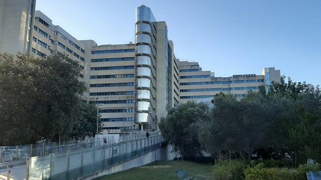 Cagliari, sempre grave la postina 37enne investita dal bus del Ctm: nuovo intervento al Brotzu