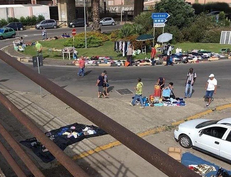 Ambulanti di Cagliari in rivolta: “Truzzu, ma quale partita Iva? Noi vendiamo per sopravvivere”