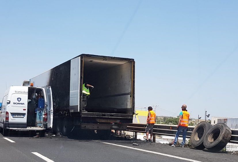 Sestu, la statale 131 ancora bloccata per un mezzo pesante andato in fiamme: lunghe code da Cagliari