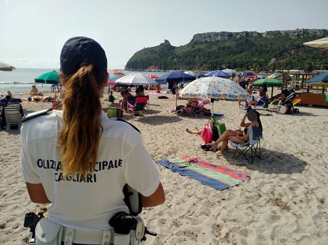 Cagliari, stretta sulle sigarette in spiaggia al Poetto: quattro bagnanti multati, scatta la sanzione di 50 euro