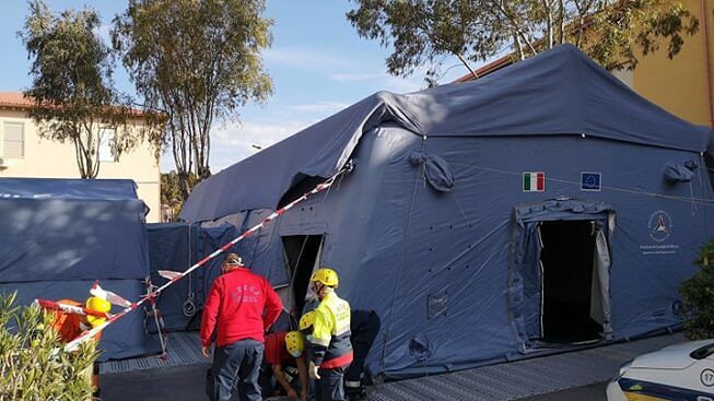 Cagliari: “Tamponi fatti dagli operatori e pazienti soli nelle tende, caos in Psichiatria a Is Mirrionis”