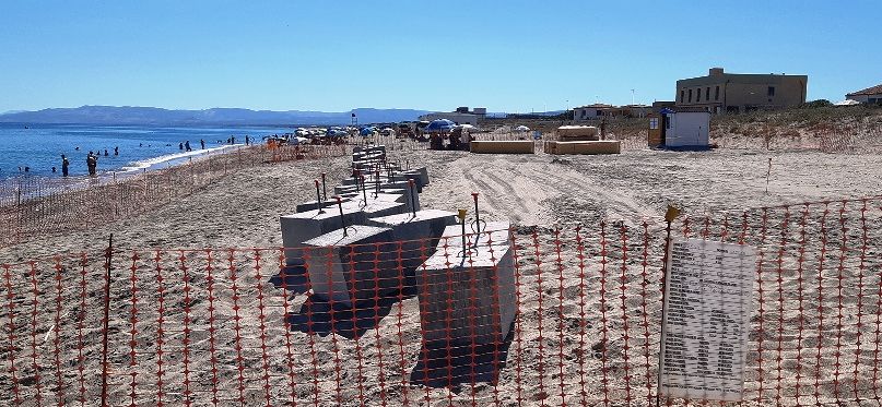 L’allarme del Grig: “Che ci fanno quei blocchi di cemento sulla spiaggia di Platamona?”