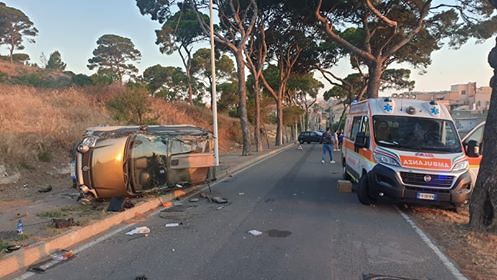 Cagliari, auto con 5 giovani a bordo esce di strada in viale Calamosca