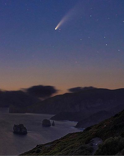 La cometa Neowise dal belvedere di Nebida nello strepitoso scatto di Andrea Skull