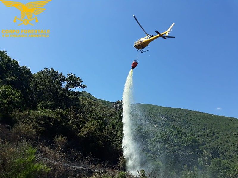 Non c’è pace a Bottidda, ancora fiamme: elicottero in azione per domare il fuoco