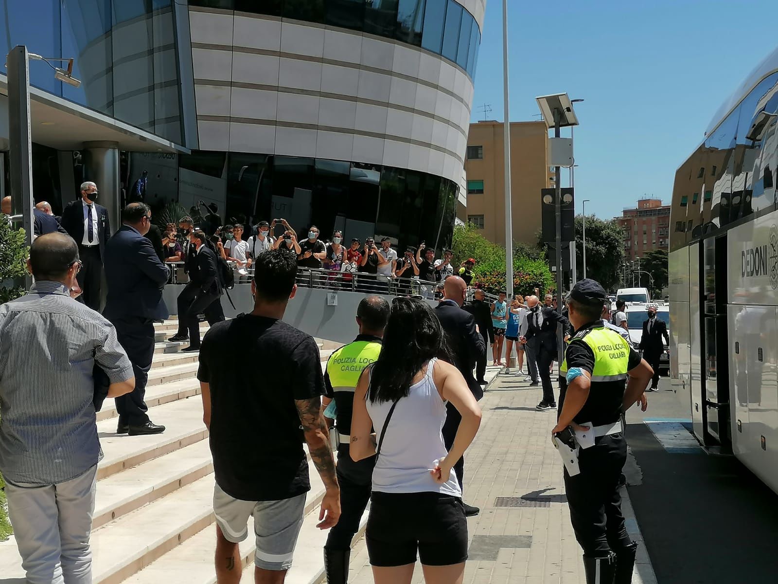 Cagliari, folla di tifosi bianconeri per la Juve al T Hotel: caccia al selfie con Ronaldo