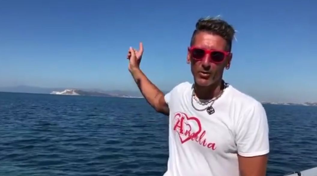 Nove chilometri a nuoto da Foxi a Marina Piccola per ricordare la figlia: “Oggi Amelia avrebbe compiuto 9 anni”