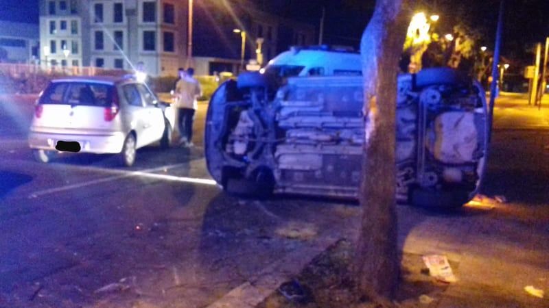 Schianto tra auto a Cagliari, Toyota ribaltata finisce contro un albero: 20enne ferita 