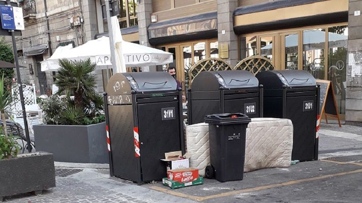 Cagliari, la telecamera non ferma i “caddozzi”: rifiuti abbandonati anche nel Corso